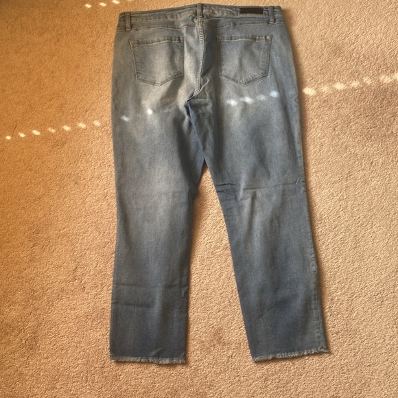 Kenneth Cole distressed frayed hem ankle jean, light to medium wash size 14 - Picture 4 of 7